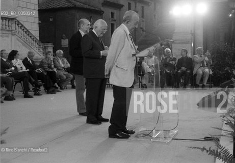 Roma 21 giugno 2006..Premio Strega edizione speciale per la Costituzione in Piazza del Campidoglio..Nella foto: Tullio De Mauro con Oscar Luigi Scalfaro e Marino Sinibaldi, durante la manifestazione.. ©Rino Bianchi/Rosebud2