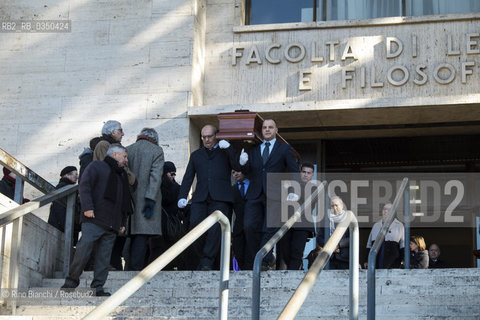 Rome January 7, 2017..The coffin of Tullio De mauro is taken away from the Faculty of Arts after the memorial service/Il feretro di Tullio De mauro viene portato via dalla facoltà di Lettere dopo la commemorazione funebre..Photo: RINO BIANCHI ©Rino Bianchi/Rosebud2