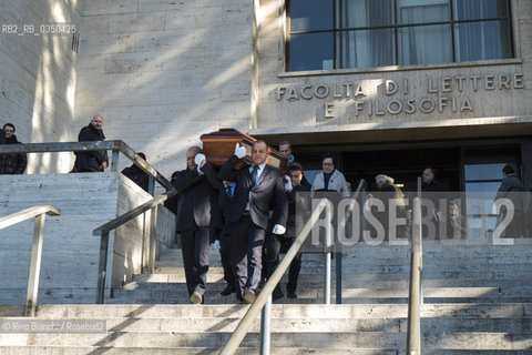 Rome January 7, 2017..The coffin of Tullio De mauro is taken away from the Faculty of Arts after the memorial service/Il feretro di Tullio De mauro viene portato via dalla facoltà di Lettere dopo la commemorazione funebre..Photo: RINO BIANCHI ©Rino Bianchi/Rosebud2