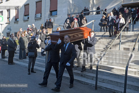 Rome January 7, 2017..The coffin of Tullio De mauro is taken away from the Faculty of Arts after the memorial service/Il feretro di Tullio De mauro viene portato via dalla facoltà di Lettere dopo la commemorazione funebre..Photo: RINO BIANCHI ©Rino Bianchi/Rosebud2