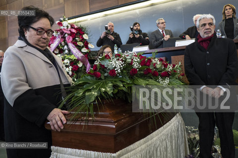 Rome January 7, 2017..Silvana Ferreri near the coffin of her husband Tullio De Mauro during the commemoration/Silvana Ferreri accanto al feretro di suo marito Tullio De Mauro durante la commemorazione..Photo: RINO BIANCHI ©Rino Bianchi/Rosebud2