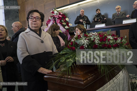 Silvana Ferreri near the coffin of her husband Tullio De Mauro during the commemoration/Silvana Ferreri accanto al feretro di suo marito Tullio De Mauro durante la commemorazione..Photo: RINO BIANCHI ©Rino Bianchi/Rosebud2