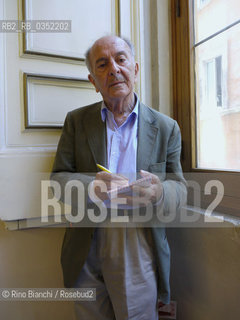 Roma 10 giugno 2011..Valentino Parlato, giornalista e saggista, ritratto a Roma allinterno della Biblioteca del Centro Studi Americani.. ©Rino Bianchi/Rosebud2