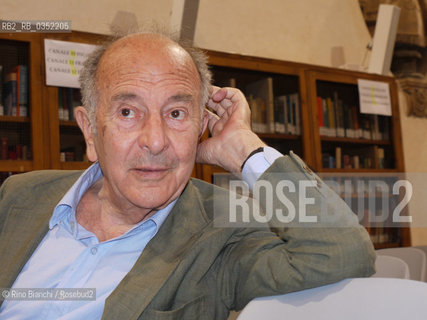 Roma 10 giugno 2011..Valentino Parlato, giornalista e saggista, ritratto a Roma allinterno della Biblioteca del Centro Studi Americani.. ©Rino Bianchi/Rosebud2