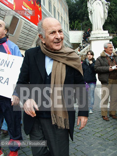 Roma 13 marzo 2010..Manifestazione contro il decreto salvaliste..Nella foto: Valentino Parlato alla manifestazione.. ©Rino Bianchi/Rosebud2