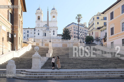 Rome March 10, 2020..Rome, the selfie of two tourists on the Trinità de Monti staircase during the Coronavirus epidemic/Roma, il selfie di due turiste sulla scalinata di Trinità de Monti durante lepidemia Coronavirus ©Rino Bianchi/Rosebud2