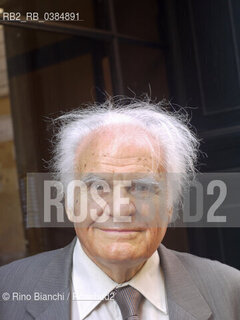 Rome June 30, 2010..Walter Pedullà, literary critic and essayist, former president of Rai, photographed in Rome in via del Babuino/Walter Pedullà, critico letterario e saggista, ex presidente della Rai, fotografato a Roma in via del Babuino. ©Rino Bianchi/Rosebud2