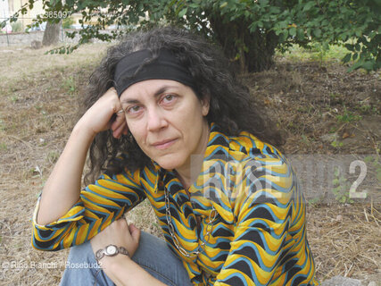 Prata Principato Ultra, 24 luglio 2011..Maria Grazia Calandrone, poetessa, performer, drammaturga, è nata a Milano nel 1964 e vive a Roma..Ha pubblicato il libro-premio Pietra di paragone (Tracce, 1998), La scimmia randagia (Crocetti, 2003, premio Pasolini opera prima, cinquina premio Dessì) e Come per mezzo di una briglia ardente (Atelier, 2005, terna premio Valeri), la silloge Illustrazioni in 7 poeti del Premio Montale 1993 (Scheiwiller, 1994) e altri testi in numerose antologie di premi e su riviste quali Poesia, Nuovi Argomenti, Le Fram, Gradiva. Compare in antologie pubblicate in Argentina (La realidad en la palabra) e in Venezuela (Caminos del Agua), in Fuori dal cielo (Empiria, 2006) e in Almanacco dello Specchio 2006 (Mondadori, 2006). Sono di prossima pubblicazione un’ampie silloge nel Nono quaderno italiano di poesia contemporanea (Marcos y Marcos, 2007) e il volume La macchina responsabile (Crocetti, 2007)..Nella foto: Maria Grazia Calandrone ritratta nelle campagna di Prata Principato Ultra..Foto: RINO BIANCHI. ©Rino Bianchi/Rosebud2