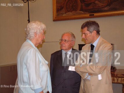 Roma 2 luglio 2003..Campidoglio, Sala Pietro da Cortona, Susanna Agnelli conversa con Antonio Maccanico e Alain Elkann..Foto: Rino Bianchi ©Rino Bianchi/Rosebud2