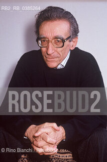 Milan february 14, 1993..Franco Loi, poet, writer and essayist, photographed in the workroom of his home in Milan/Franco Loi, poeta, sctittore e saggista, fotografato nella stanzadi lavoro nella sua abitazione a Milano. ©Rino Bianchi/Rosebud2