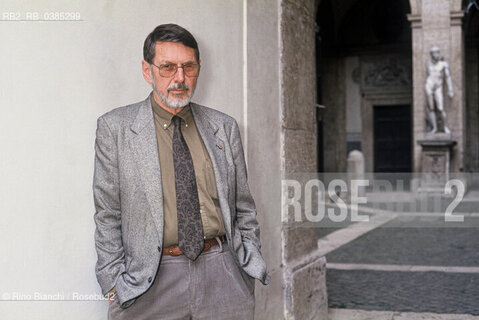 Rome May 8, 1993..Robert Creeley American poet, one of the greatest exponents of postmodern opera, photographed in Rome in the spaces of the American Studies Center/Robert Creeley poeta statunitense, tra i maggiori esponenti della lirica postmoderna, fotografato a Roma negli spazi del centro studi Americani. ©Rino Bianchi/Rosebud2