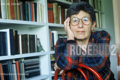 Rome February 16, 1996..Miriam Mafai, born Maria Mafai, daughter of the artists Mario Mafai and Antonietta Raphael, journalist, writer and Italian politician, one of the founders of the Republic and for thirty years companion of Gian Carlo Pajetta, historical exponent of the PCI, photographed in her home in Rome/Miriam Mafai, allanagrafe Maria Mafai, figlia degli artisti Mario Mafai ed Antonietta Raphael, giornalista, scrittrice e politica italiana, tra i fondatori de la Repubblica e per trentanni compagna di Gian Carlo Pajetta, storico esponente del PCI, fotografata nella sua abitazione di Roma. ©Rino Bianchi/Rosebud2