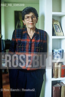 Rome February 16, 1996..Miriam Mafai, born Maria Mafai, daughter of the artists Mario Mafai and Antonietta Raphael, journalist, writer and Italian politician, one of the founders of the Republic and for thirty years companion of Gian Carlo Pajetta, historical exponent of the PCI, photographed in her home in Rome/Miriam Mafai, allanagrafe Maria Mafai, figlia degli artisti Mario Mafai ed Antonietta Raphael, giornalista, scrittrice e politica italiana, tra i fondatori de la Repubblica e per trentanni compagna di Gian Carlo Pajetta, storico esponente del PCI, fotografata nella sua abitazione di Roma. ©Rino Bianchi/Rosebud2