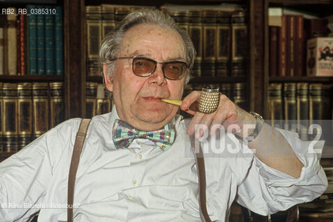 Rome March 15, 1994..Elio Pagliarani, poet, theater critic, essayist, journalist from lAvanti and Paese Sera, photographed in the study of his home in Rome/Elio Pagliarani, poeta, critico teatrale, saggista, giornalista de lAvanti e Paese Sera,  fotografato nello studio della sua abitazione a Roma. ©Rino Bianchi/Rosebud2