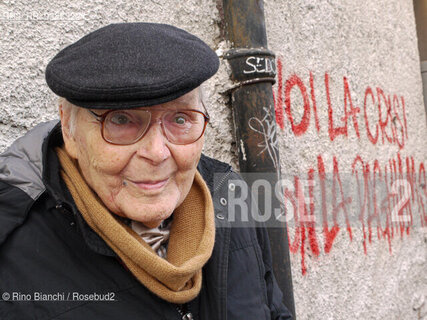 Roma 19 marzo 2011..Elio Pagliarani, poeta, ritratto a Roma allingresso dellESC nel quartiere San Lorenzo..Foto: RINO BIANCHI ©Rino Bianchi/Rosebud2