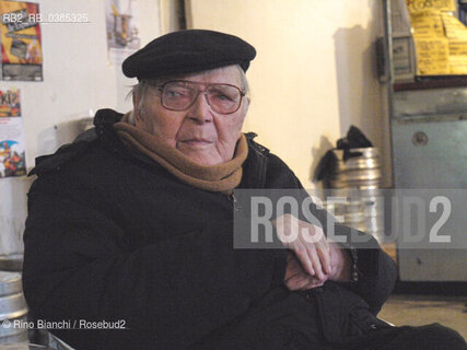 Roma 19 marzo 2011..Elio Pagliarani, poeta, ritratto a Roma allinterno del centro sociale ESC nel quartiere San Lorenzo..Foto: RINO BIANCHI ©Rino Bianchi/Rosebud2