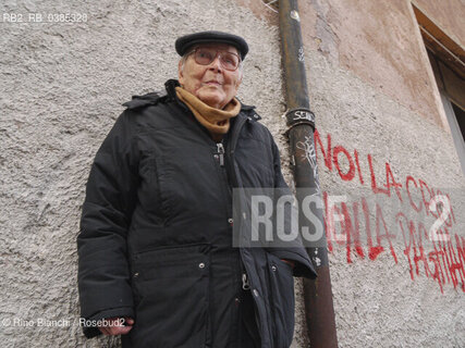 Roma 19 marzo 2011..Elio Pagliarani, poeta, ritratto a Roma davanti  al centro sociale ESC nel quartiere San Lorenzo..Foto: RINO BIANCHI ©Rino Bianchi/Rosebud2