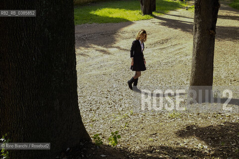 Rome April 30, 2021..Gilda Policastro, writer, poet, scholar of Italian literature, writer and literary critic, curates the Bottega della poesia, weekly column of the newspaper La Repubblica, photographed in Rome in the park of Villa Torlonia/Gilda Policastro, scrttrice, poetessa, studiosa di Letteratura italiana, scrittrice e critica letteraria, cura la “Bottega della poesia”, rubrica settimanale del quotidiano «La Repubblica», fotografata a Roma nel parco di villa Torlonia. ©Rino Bianchi/Rosebud2