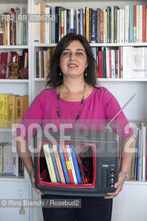 Rome October 28, 2020..Francesca De Sanctis, journalist and theater critic, deputy head of the Culture and Entertainment pages of the newspaper lUnità, conceived and directed the CassinoOff civil theater festival for years, photographed in her home in Rome/Francesca De Sanctis, giornalista e critico teatrale, vicecaposervizio delle pagine di Cultura e Spettacoli del quotidiano l’Unità, ha ideato e diretto per anni il Festival di teatro civile CassinoOff, fotografata a Roma nella sua abitazione. ©Rino Bianchi/Rosebud2