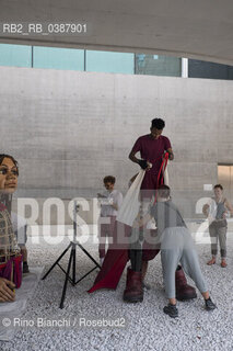 Rome September 11, 2021..Amal, photographed in Rome in the MAXXI spaces, a 3.5-meter puppet depicting a 9-year-old Syrian girl, symbol of refugees in the world. Her journey on The Walk began in Turkey in July and will end in November in the UK/Amal, fotografata a Roma negli spazi del MAXXI, marionetta di 3 metri e mezzo che raffigura una bambina siriana di 9 anni simbolo dei rifugiati nel mondo. Il suo viaggio promosso da The Walk è iniziato in Turchia a luglio e terminerà a novembre nel Regno Unito. ©Rino Bianchi/Rosebud2