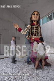 Rome September 11, 2021..Amal, photographed in Rome in the MAXXI spaces, a 3.5-meter puppet depicting a 9-year-old Syrian girl, symbol of refugees in the world. Her journey on The Walk began in Turkey in July and will end in November in the UK/Amal, fotografata a Roma negli spazi del MAXXI, marionetta di 3 metri e mezzo che raffigura una bambina siriana di 9 anni simbolo dei rifugiati nel mondo. Il suo viaggio promosso da The Walk è iniziato in Turchia a luglio e terminerà a novembre nel Regno Unito. ©Rino Bianchi/Rosebud2