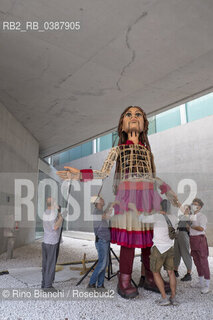 Rome September 11, 2021..Amal, photographed in Rome in the MAXXI spaces, a 3.5-meter puppet depicting a 9-year-old Syrian girl, symbol of refugees in the world. Her journey on The Walk began in Turkey in July and will end in November in the UK/Amal, fotografata a Roma negli spazi del MAXXI, marionetta di 3 metri e mezzo che raffigura una bambina siriana di 9 anni simbolo dei rifugiati nel mondo. Il suo viaggio promosso da The Walk è iniziato in Turchia a luglio e terminerà a novembre nel Regno Unito. ©Rino Bianchi/Rosebud2