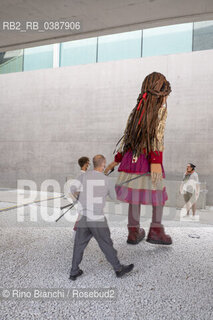 Rome September 11, 2021..Amal, photographed in Rome in the MAXXI spaces, a 3.5-meter puppet depicting a 9-year-old Syrian girl, symbol of refugees in the world. Her journey on The Walk began in Turkey in July and will end in November in the UK/Amal, fotografata a Roma negli spazi del MAXXI, marionetta di 3 metri e mezzo che raffigura una bambina siriana di 9 anni simbolo dei rifugiati nel mondo. Il suo viaggio promosso da The Walk è iniziato in Turchia a luglio e terminerà a novembre nel Regno Unito. ©Rino Bianchi/Rosebud2