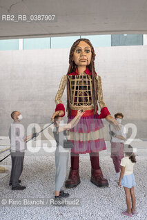 Rome September 11, 2021..Amal, photographed in Rome in the MAXXI spaces, a 3.5-meter puppet depicting a 9-year-old Syrian girl, symbol of refugees in the world. Her journey on The Walk began in Turkey in July and will end in November in the UK/Amal, fotografata a Roma negli spazi del MAXXI, marionetta di 3 metri e mezzo che raffigura una bambina siriana di 9 anni simbolo dei rifugiati nel mondo. Il suo viaggio promosso da The Walk è iniziato in Turchia a luglio e terminerà a novembre nel Regno Unito. ©Rino Bianchi/Rosebud2