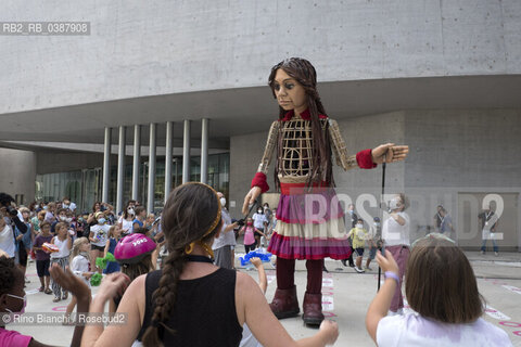 Rome September 11, 2021..Amal, photographed in Rome in the MAXXI spaces, a 3.5-meter puppet depicting a 9-year-old Syrian girl, symbol of refugees in the world. Her journey on The Walk began in Turkey in July and will end in November in the UK/Amal, fotografata a Roma negli spazi del MAXXI, marionetta di 3 metri e mezzo che raffigura una bambina siriana di 9 anni simbolo dei rifugiati nel mondo. Il suo viaggio promosso da The Walk è iniziato in Turchia a luglio e terminerà a novembre nel Regno Unito. ©Rino Bianchi/Rosebud2