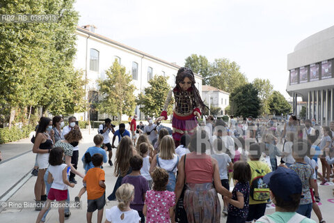 Rome September 11, 2021..Amal, photographed in Rome in the MAXXI spaces, a 3.5-meter puppet depicting a 9-year-old Syrian girl, symbol of refugees in the world. Her journey on The Walk began in Turkey in July and will end in November in the UK/Amal, fotografata a Roma negli spazi del MAXXI, marionetta di 3 metri e mezzo che raffigura una bambina siriana di 9 anni simbolo dei rifugiati nel mondo. Il suo viaggio promosso da The Walk è iniziato in Turchia a luglio e terminerà a novembre nel Regno Unito. ©Rino Bianchi/Rosebud2