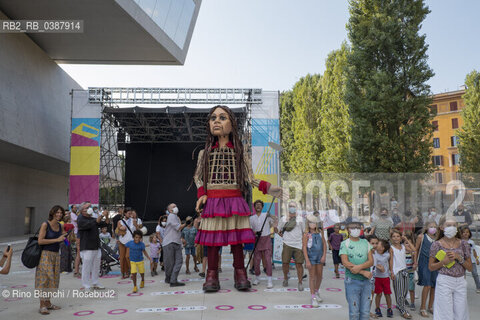 Rome September 11, 2021..Amal, photographed in Rome in the MAXXI spaces, a 3.5-meter puppet depicting a 9-year-old Syrian girl, symbol of refugees in the world. Her journey on The Walk began in Turkey in July and will end in November in the UK/Amal, fotografata a Roma negli spazi del MAXXI, marionetta di 3 metri e mezzo che raffigura una bambina siriana di 9 anni simbolo dei rifugiati nel mondo. Il suo viaggio promosso da The Walk è iniziato in Turchia a luglio e terminerà a novembre nel Regno Unito. ©Rino Bianchi/Rosebud2