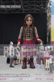 Rome September 11, 2021..Amal, photographed in Rome in the MAXXI spaces, a 3.5-meter puppet depicting a 9-year-old Syrian girl, symbol of refugees in the world. Her journey on The Walk began in Turkey in July and will end in November in the UK/Amal, fotografata a Roma negli spazi del MAXXI, marionetta di 3 metri e mezzo che raffigura una bambina siriana di 9 anni simbolo dei rifugiati nel mondo. Il suo viaggio promosso da The Walk è iniziato in Turchia a luglio e terminerà a novembre nel Regno Unito. ©Rino Bianchi/Rosebud2