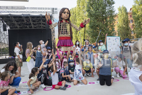 Rome September 11, 2021..Amal, photographed in Rome in the MAXXI spaces, a 3.5-meter puppet depicting a 9-year-old Syrian girl, symbol of refugees in the world. Her journey on The Walk began in Turkey in July and will end in November in the UK/Amal, fotografata a Roma negli spazi del MAXXI, marionetta di 3 metri e mezzo che raffigura una bambina siriana di 9 anni simbolo dei rifugiati nel mondo. Il suo viaggio promosso da The Walk è iniziato in Turchia a luglio e terminerà a novembre nel Regno Unito. ©Rino Bianchi/Rosebud2