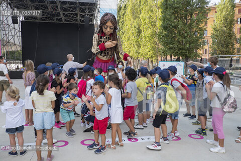 Rome September 11, 2021..Amal, photographed in Rome in the MAXXI spaces, a 3.5-meter puppet depicting a 9-year-old Syrian girl, symbol of refugees in the world. Her journey on The Walk began in Turkey in July and will end in November in the UK/Amal, fotografata a Roma negli spazi del MAXXI, marionetta di 3 metri e mezzo che raffigura una bambina siriana di 9 anni simbolo dei rifugiati nel mondo. Il suo viaggio promosso da The Walk è iniziato in Turchia a luglio e terminerà a novembre nel Regno Unito. ©Rino Bianchi/Rosebud2