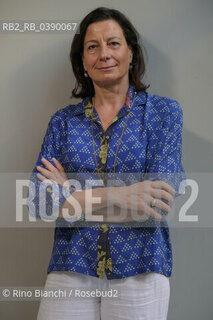 Turin May 21, 2022..Caterina Soffici, journalist and writer, lives between London and a town in the Alps of the Aosta Valley, photographed in Turin Lingotto in the NH Hotel/Caterina Soffici, giornalista e scrittrice, vive tra Londra e un paese sulle Alpi della Val d’Aosta, fotografata a Torino Lingotto negli ambienti dellNH Hotel. ©Rino Bianchi/Rosebud2