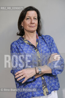 Turin May 21, 2022..Caterina Soffici, journalist and writer, lives between London and a town in the Alps of the Aosta Valley, photographed in Turin Lingotto in the NH Hotel/Caterina Soffici, giornalista e scrittrice, vive tra Londra e un paese sulle Alpi della Val d’Aosta, fotografata a Torino Lingotto negli ambienti dellNH Hotel. ©Rino Bianchi/Rosebud2