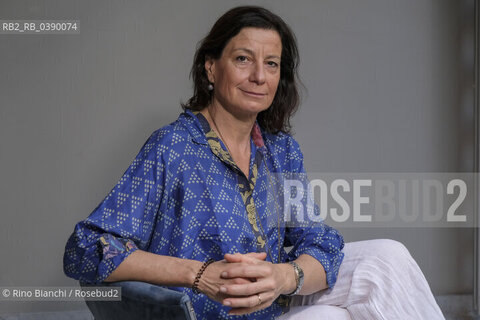 Turin May 21, 2022..Caterina Soffici, journalist and writer, lives between London and a town in the Alps of the Aosta Valley, photographed in Turin Lingotto in the NH Hotel/Caterina Soffici, giornalista e scrittrice, vive tra Londra e un paese sulle Alpi della Val d’Aosta, fotografata a Torino Lingotto negli ambienti dellNH Hotel. ©Rino Bianchi/Rosebud2