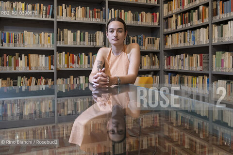 Rome June 28, 2022..Lillian Fishman American writer, photographed in Rome in the spaces of the Casa delle letetrature among the books of the Enzo Siciliano Fund/Lillian Fishman scrittrice americana, fotografata a Roma negli spazi della Casa delle letterature tra i libri del Fondo Enzo Siciliano. ©Rino Bianchi/Rosebud2