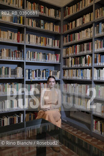 Rome June 28, 2022..Lillian Fishman American writer, photographed in Rome in the spaces of the Casa delle letetrature among the books of the Enzo Siciliano Fund/Lillian Fishman scrittrice americana, fotografata a Roma negli spazi della Casa delle letterature tra i libri del Fondo Enzo Siciliano. ©Rino Bianchi/Rosebud2