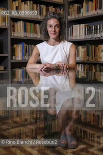 Rome June 30, 2022..Leah Hager Cohen writer, author of six novels and five non-fiction works, teacher of creative writing at the College of the Holy Cross, in Massachusetts, photographed in Rome in the spaces of the Casa delle letterature among the books of the Enzo Siciliano Fund/Leah Hager Cohen scrittrice, autrice di sei romanzi e cinque opere di non fiction, docente di scrittura creativa al College of the Holy Cross, in Massachusetts, fotografata a Roma negli spazi della Casa delle letterature tra i libri del Fondo Enzo Siciliano. ©Rino Bianchi/Rosebud2