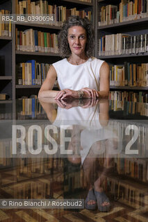 Rome June 30, 2022..Leah Hager Cohen writer, author of six novels and five non-fiction works, teacher of creative writing at the College of the Holy Cross, in Massachusetts, photographed in Rome in the spaces of the Casa delle letterature among the books of the Enzo Siciliano Fund/Leah Hager Cohen scrittrice, autrice di sei romanzi e cinque opere di non fiction, docente di scrittura creativa al College of the Holy Cross, in Massachusetts, fotografata a Roma negli spazi della Casa delle letterature tra i libri del Fondo Enzo Siciliano. ©Rino Bianchi/Rosebud2