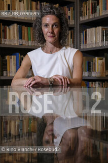 Rome June 30, 2022..Leah Hager Cohen writer, author of six novels and five non-fiction works, teacher of creative writing at the College of the Holy Cross, in Massachusetts, photographed in Rome in the spaces of the Casa delle letterature among the books of the Enzo Siciliano Fund/Leah Hager Cohen scrittrice, autrice di sei romanzi e cinque opere di non fiction, docente di scrittura creativa al College of the Holy Cross, in Massachusetts, fotografata a Roma negli spazi della Casa delle letterature tra i libri del Fondo Enzo Siciliano. ©Rino Bianchi/Rosebud2