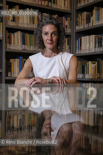 Rome June 30, 2022..Leah Hager Cohen writer, author of six novels and five non-fiction works, teacher of creative writing at the College of the Holy Cross, in Massachusetts, photographed in Rome in the spaces of the Casa delle letterature among the books of the Enzo Siciliano Fund/Leah Hager Cohen scrittrice, autrice di sei romanzi e cinque opere di non fiction, docente di scrittura creativa al College of the Holy Cross, in Massachusetts, fotografata a Roma negli spazi della Casa delle letterature tra i libri del Fondo Enzo Siciliano. ©Rino Bianchi/Rosebud2