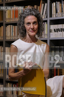 Rome June 30, 2022..Leah Hager Cohen writer, author of six novels and five non-fiction works, teacher of creative writing at the College of the Holy Cross, in Massachusetts, photographed in Rome in the spaces of the Casa delle letterature among the books of the Enzo Siciliano Fund/Leah Hager Cohen scrittrice, autrice di sei romanzi e cinque opere di non fiction, docente di scrittura creativa al College of the Holy Cross, in Massachusetts, fotografata a Roma negli spazi della Casa delle letterature tra i libri del Fondo Enzo Siciliano. ©Rino Bianchi/Rosebud2