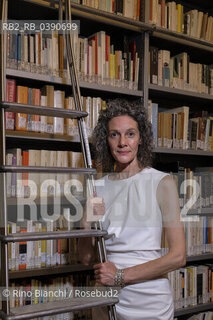 Rome June 30, 2022..Leah Hager Cohen writer, author of six novels and five non-fiction works, teacher of creative writing at the College of the Holy Cross, in Massachusetts, photographed in Rome in the spaces of the Casa delle letterature among the books of the Enzo Siciliano Fund/Leah Hager Cohen scrittrice, autrice di sei romanzi e cinque opere di non fiction, docente di scrittura creativa al College of the Holy Cross, in Massachusetts, fotografata a Roma negli spazi della Casa delle letterature tra i libri del Fondo Enzo Siciliano. ©Rino Bianchi/Rosebud2