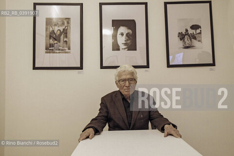 Bonefro (CB) January 18, 2015..Tony Vaccaro, stage name of Michelantonio Celestino Onofrio Vaccaro, photographed in Bonefro inside Palazzo Mozzi, American photographer. Also known as Michael A. Vaccaro, is known for his photos taken in Europe in 1944 and in 1945 and in Germany immediately after World War II. It was the photographer of Life, Look, and Flair/Tony Vaccaro, nome darte di Michelantonio Celestino Onofrio Vaccaro, fotografato a Bonefro allinterno di Palazzo Miozzi, fotografo statunitense. Conosciuto anche come Michael A. Vaccaro, è noto per le sue foto scattate in Europa nel 1944 e nel 1945 e in Germania subito dopo la seconda guerra mondiale. E stato fotografo di Life, Look, e Flair.. ©Rino Bianchi/Rosebud2