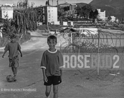 Sarajevo September 1994..Children play soccer between the barbed wire/Bambini giocano a calcio tra il filo spinato. ©Rino Bianchi/Rosebud2