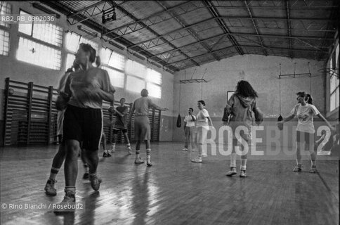 Sarajevo September 1994..Sarajevo, training in a school gymnasium for the players of Stella Rossa Basket/Sarajevo, allenamento allinterno di una palestra scolastica  delle cestiste dell Stella Rossa Basket. ©Rino Bianchi/Rosebud2