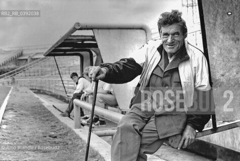 Sarajevo September 1994..An elderly supporter watches the preparatory training for the first Bosnian football championship/Un anziano supporter assiste agli allenamenti preparatori del primo Campionato di calcio bosniaco. ©Rino Bianchi/Rosebud2