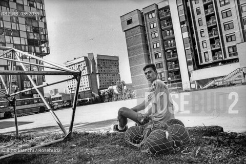 Sarajevo September 1994..A young basketball player on the edge of an outdoor basketball court among bombed-out buildings/Un giovane cestista ai bordi di un campo di basket allaperto tra i palazzi bombardati. ©Rino Bianchi/Rosebud2